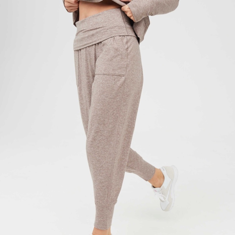 Aerie the hugger jogger
